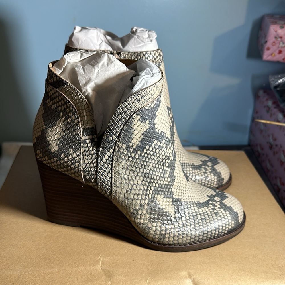 NWT Lucky Brand snake print boots